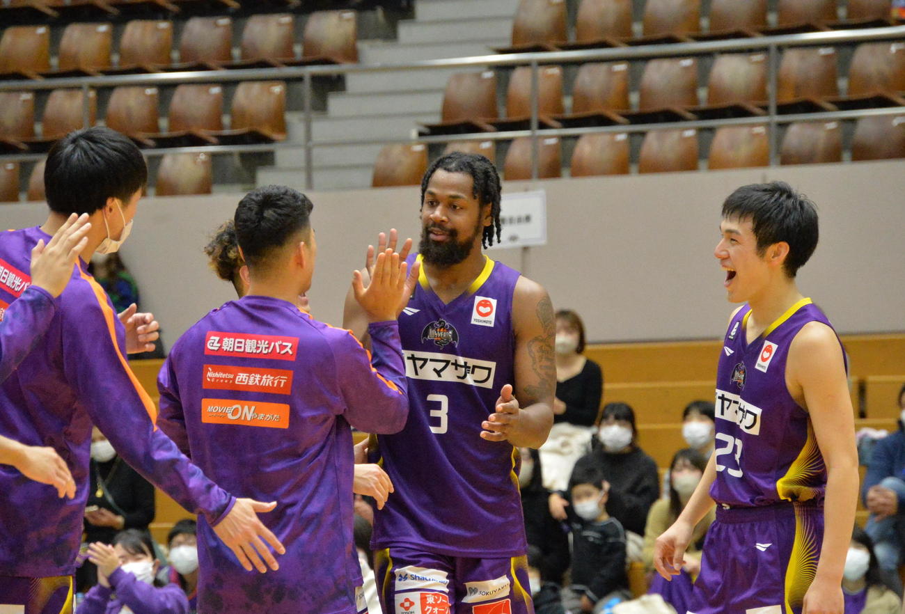 チーム最多の16得点をマークした山形ベル（中央）はチームメートとタッチを交わす（撮影・濱本神威）