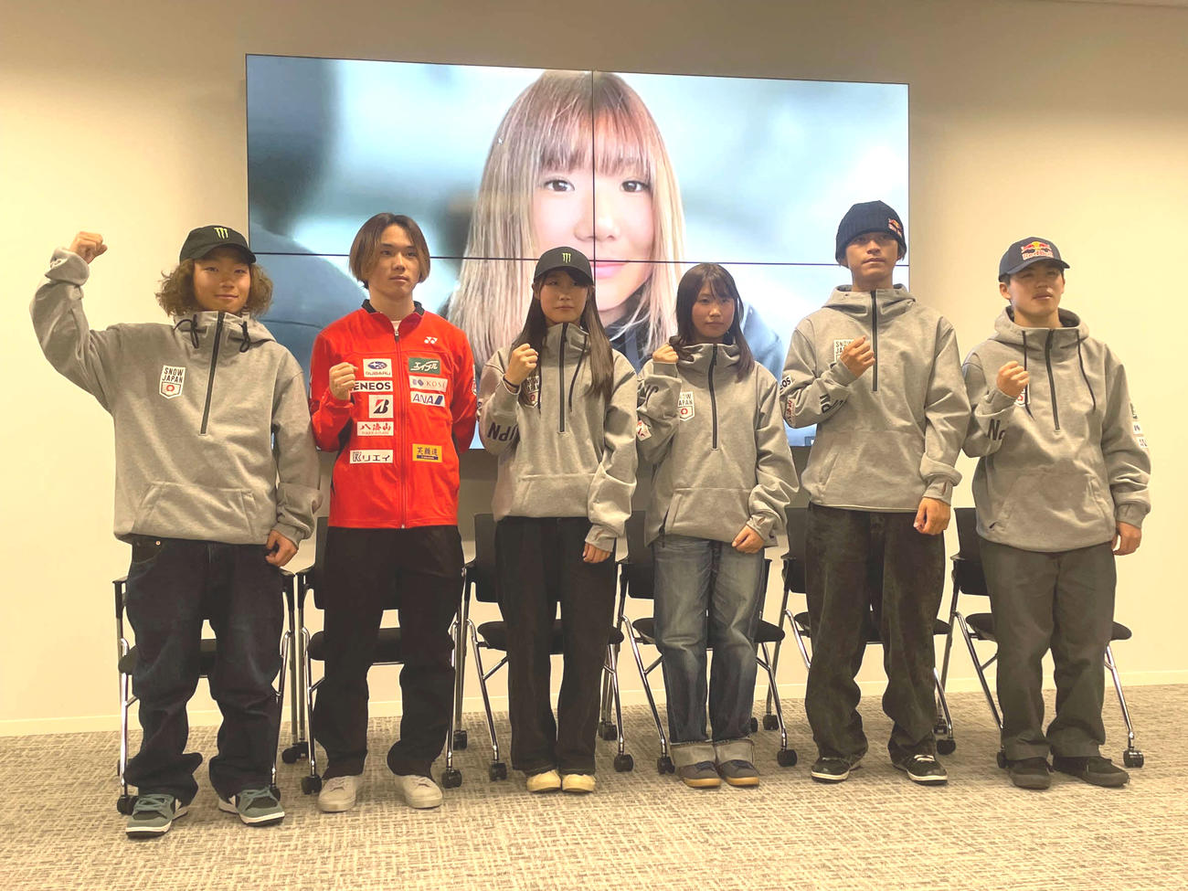 全日本スキー連盟主催の会見に臨んだ大塚健（右から2人目）らスノーボード日本代表選手たち