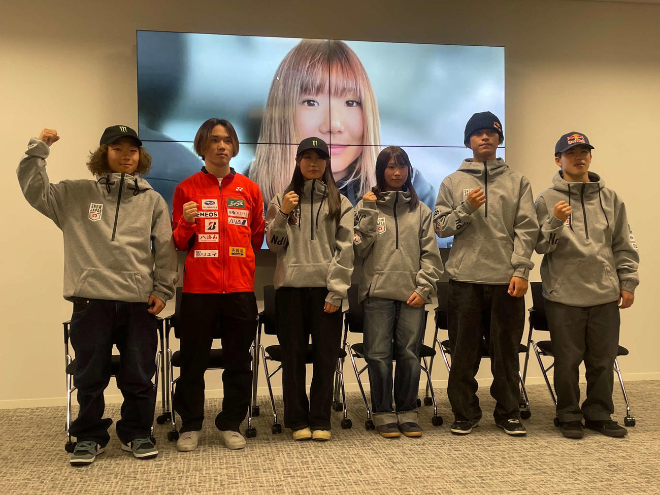 全日本スキー連盟主催の会見にオンラインで臨んだ岩渕麗楽（後方スクリーン）らスノーボード日本代表選手たち
