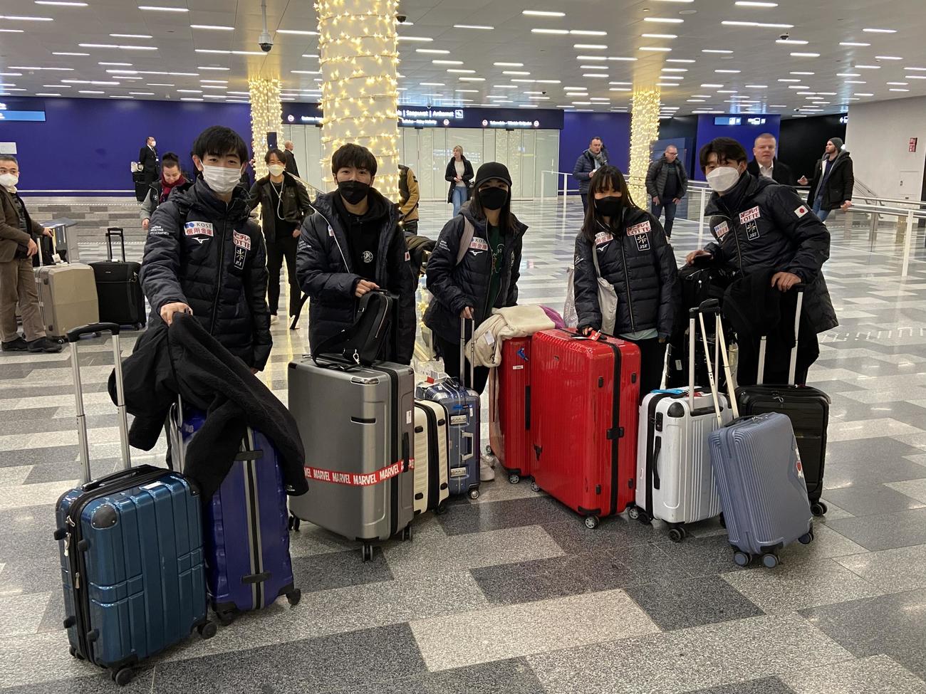 グランプリシリーズ最終戦フィンランド大会に向けてヘルシンキ空港に到着した左から壷井達也、佐藤駿、河辺愛菜、三原舞依、本田ルーカス剛史（撮影・松本航）