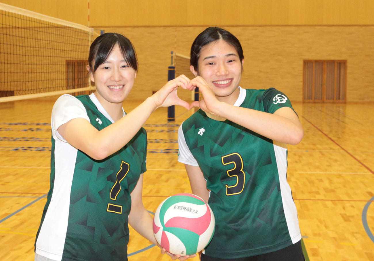 バレーボールVリーグ女子2部のルートインホテルズ長野に入団内定の黒鳥（左）と同リーグ大野石油広島に入団内定の本山