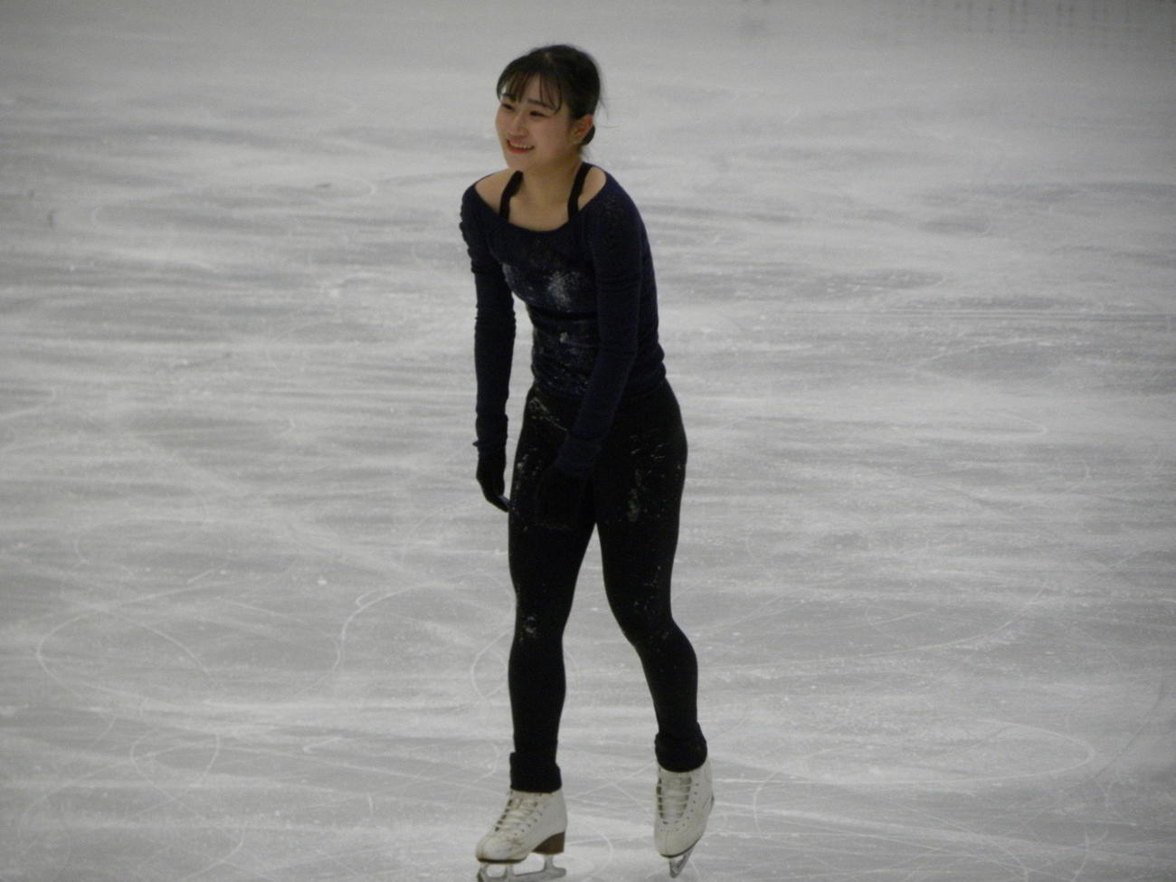公式練習で転倒し、樋口美穂子コーチの方を向いて笑う河辺愛菜（撮影・松本航）