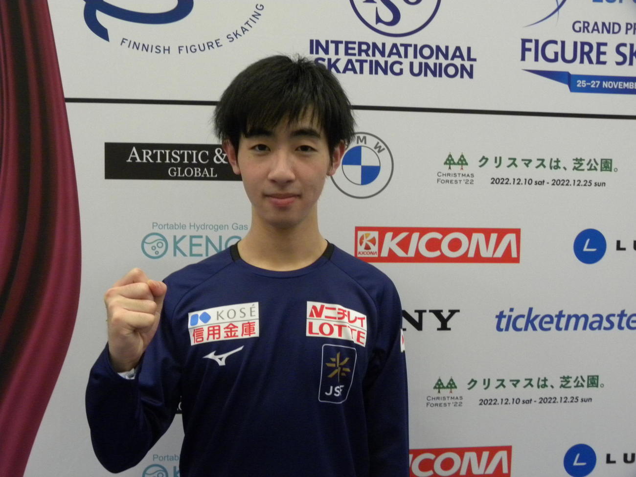 公式練習後にポーズを決める壷井達也（撮影・松本航）