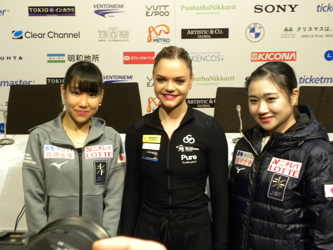 女子SP首位のルナ・ヘンドリックス（中央）と2位の三原舞依（左）、3位の河辺愛菜（撮影・松本航）