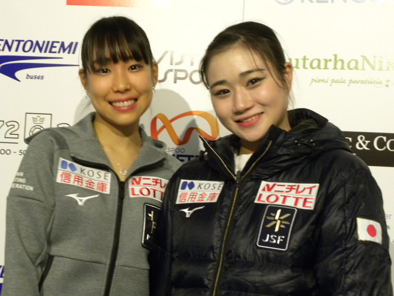 記者会見後に笑顔を見せる女子SP2位の三原舞依（左）と河辺愛菜（撮影・松本航）