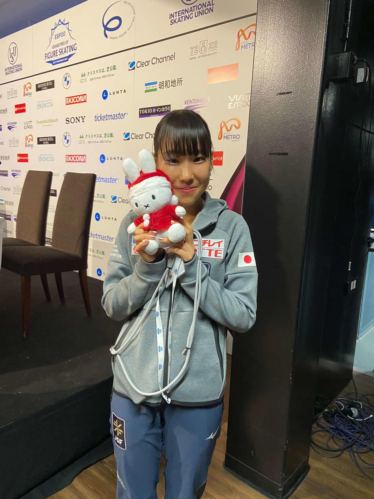 氷上に投げ込まれたミッフィーのぬいぐるみを持ち、笑顔を見せる三原舞依（撮影・松本航）