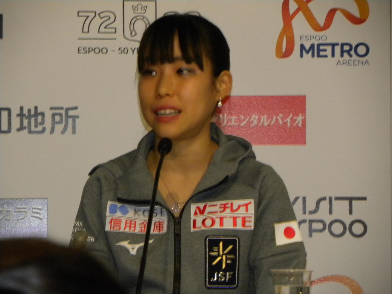記者会見で思いを語る女子SP2位の三原舞依（撮影・松本航）
