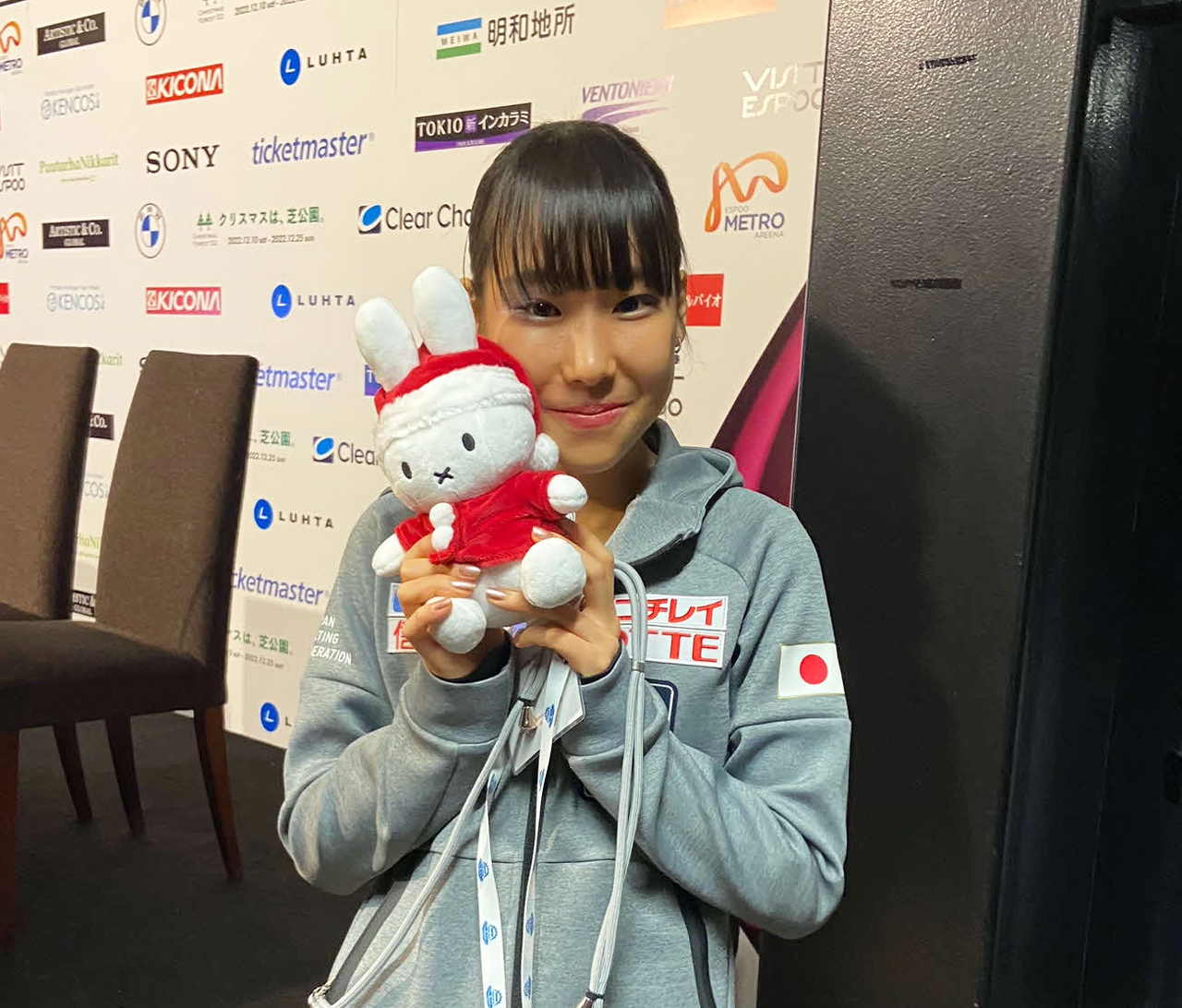 氷上に投げ込まれたミッフィーのぬいぐるみを持ち、笑顔を見せる三原舞依（撮影・松本航）
