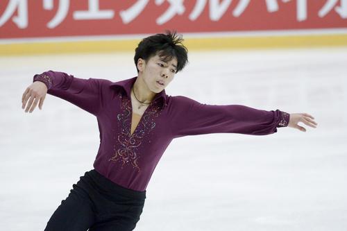 GPシリーズ第6戦 男子フリー 演技する佐藤駿(AP)