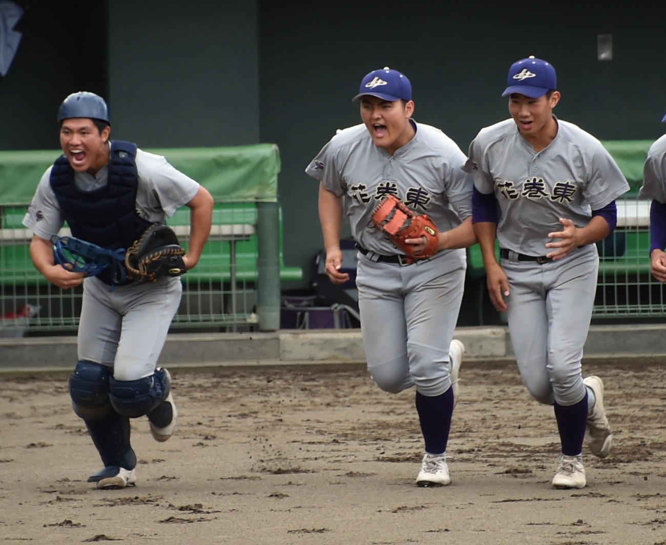 春季岩手県大会準決勝・久慈戦で整列に向かう八木（右）