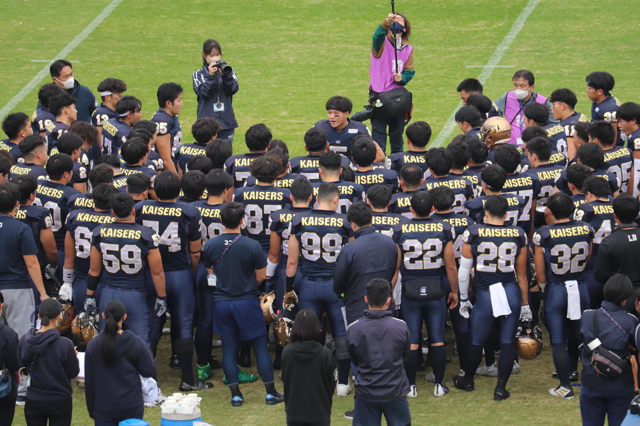 試合前に集まって士気を高める関大（撮影・竹本穂乃加）
