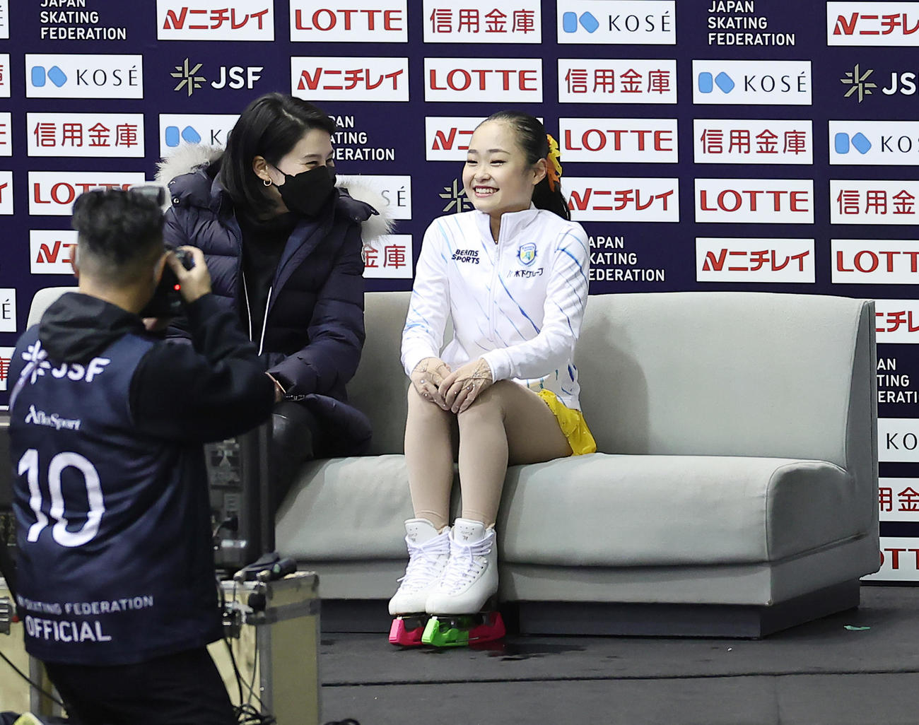 ジュニア女子SPの演技を終え、キスアンドクライで笑顔を見せる島田（撮影・足立雅史）