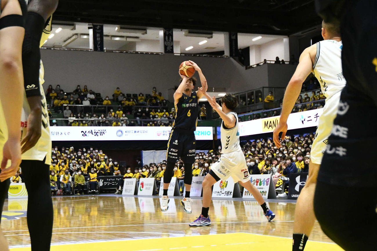 宇都宮対京都　3点シュートを打つ宇都宮比江島（C）BLEAGUE