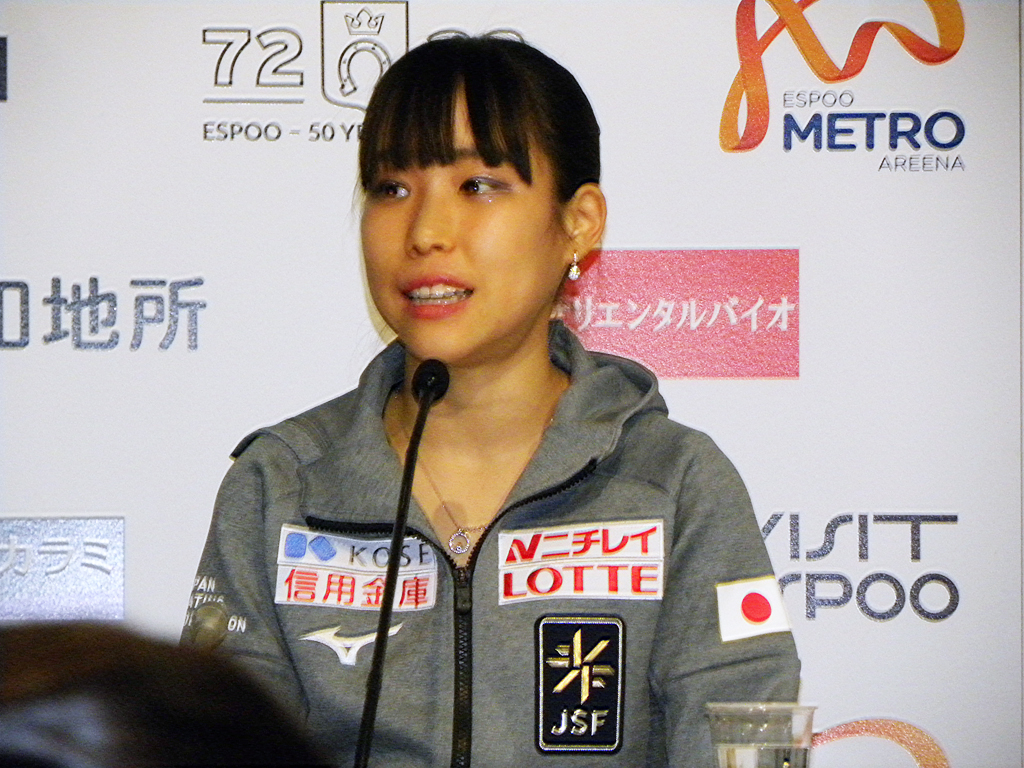 記者会見で思いを語る女子SP2位の三原舞依（撮影・松本航）