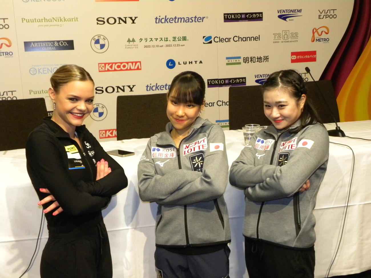 女子優勝を飾った三原舞依（中央）と2位のルナ・ヘンドリックス（左）、3位の河辺愛菜はポーズをとる（撮影・松本航）