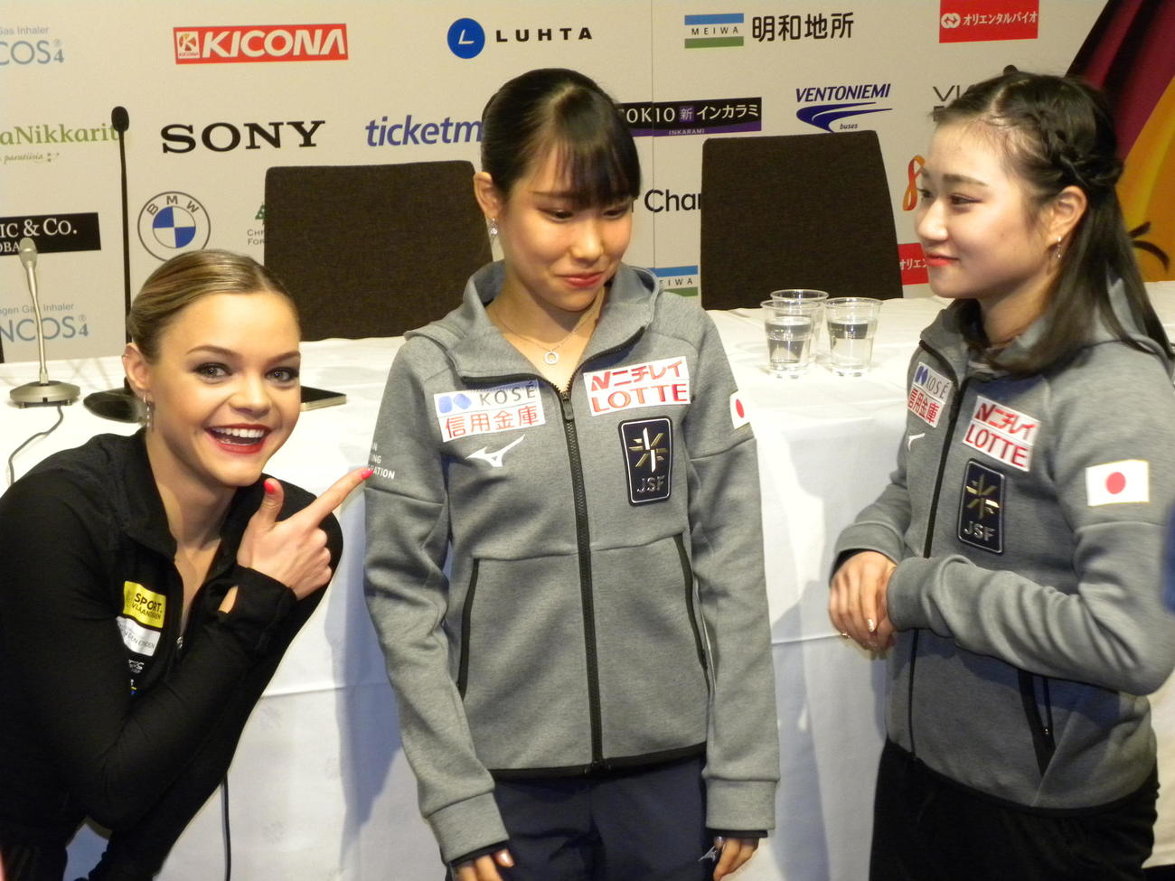 女子優勝を飾った三原舞依（中央）と2位のルナ・ヘンドリックス（左）、3位の河辺愛菜はポーズをとる（撮影・松本航）