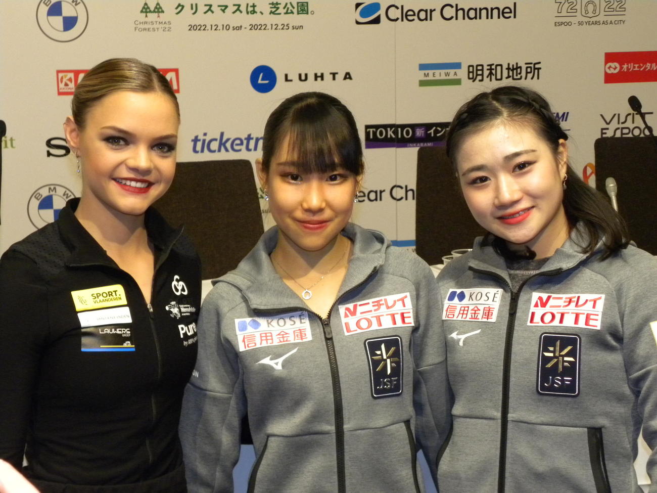 女子優勝を飾った三原舞依（中央）と2位のルナ・ヘンドリックス、3位の河辺愛菜（撮影・松本航）