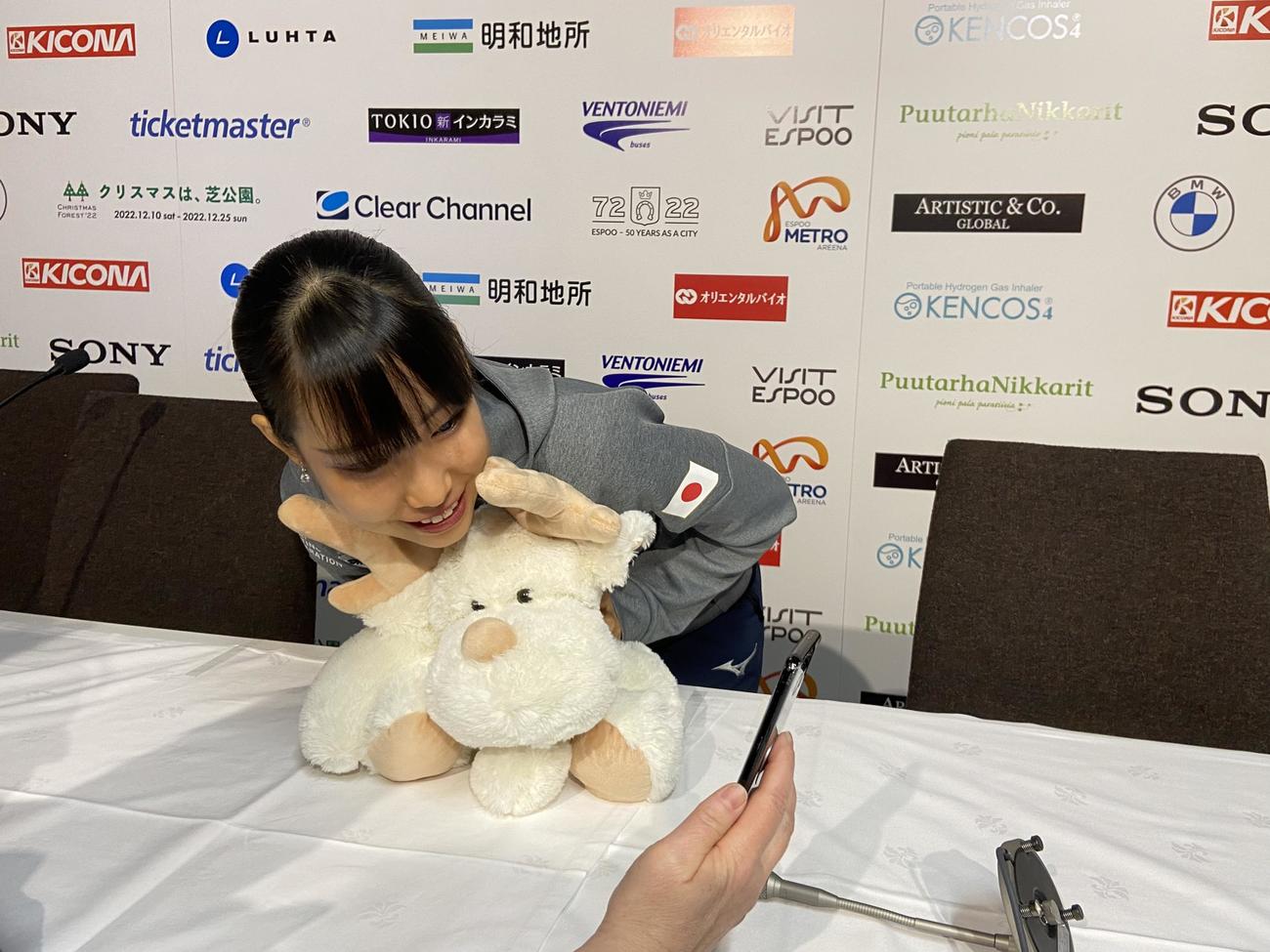 会見後にトナカイのぬいぐるみを手に笑顔を見せる三原舞依（撮影・松本航）