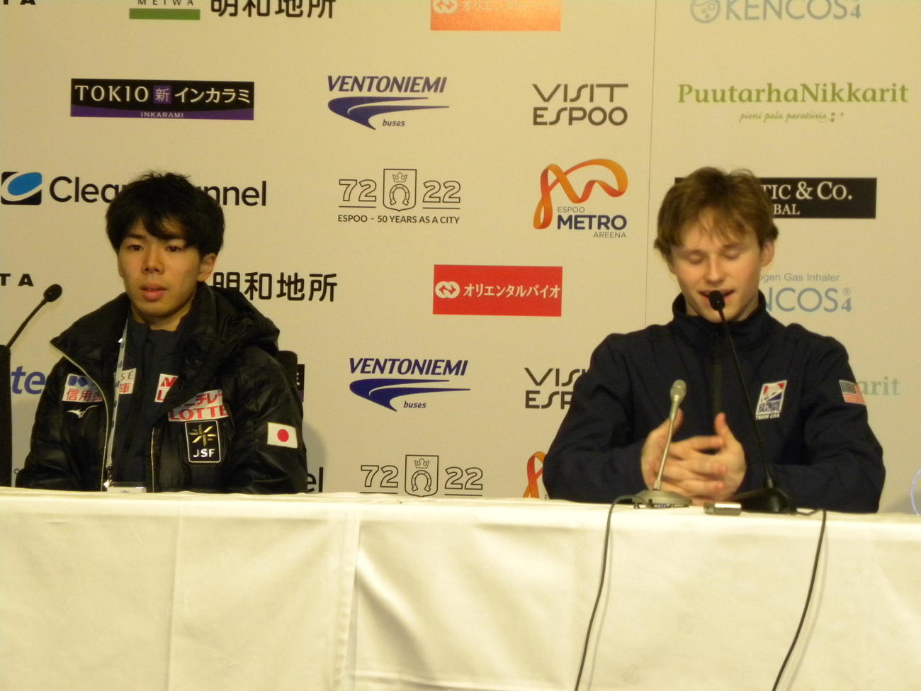メダリスト会見で思いを語る優勝したイリア・マリニン（右）と2位の佐藤駿（撮影・松本航）