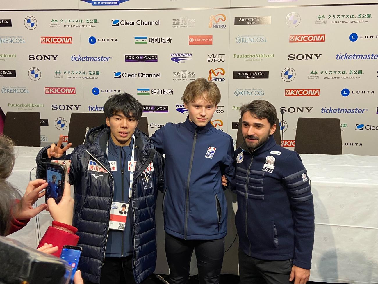 男子で優勝したイリア・マリニン（中央）と2位の佐藤駿（左）、3位のケビン・エイモズは笑顔で写真に納まる（撮影・松本航）