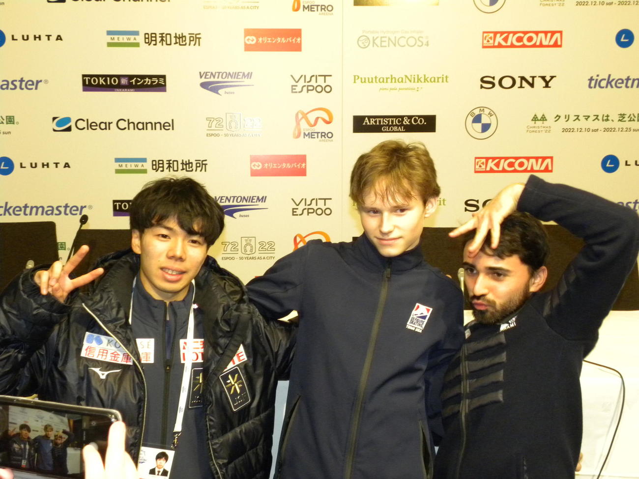 男子で優勝したイリア・マリニン（中央）と2位の佐藤駿（左）、3位のケビン・エイモズは笑顔で写真に納まる（撮影・松本航）