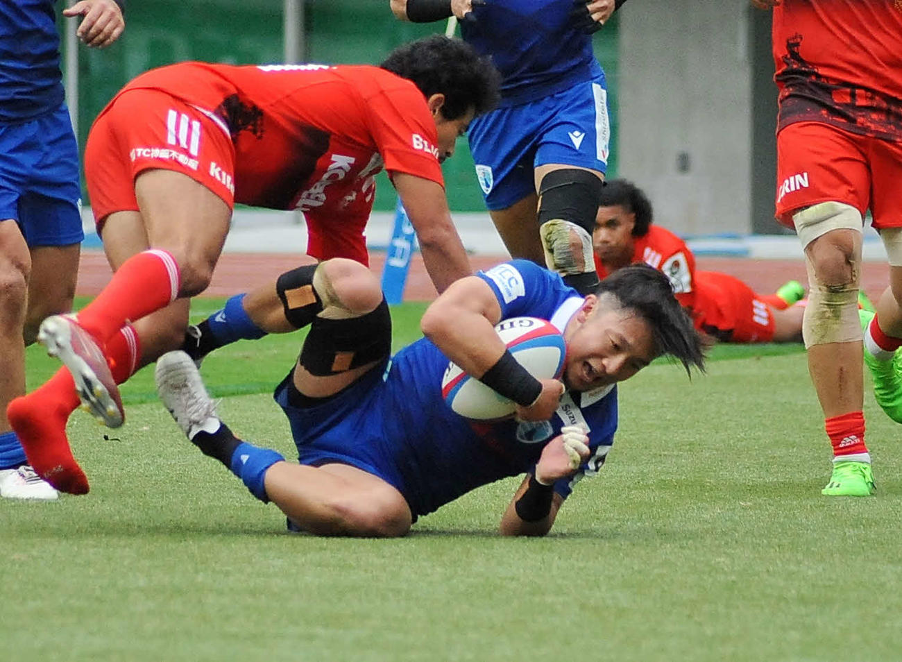3本目の39分、逆転トライを決める静岡ブルーレヴズの吉良