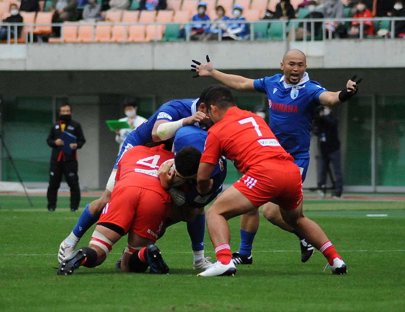 3本目20分から出場し、勝利に貢献した静岡ブルーレヴズの矢富勇（右奥）