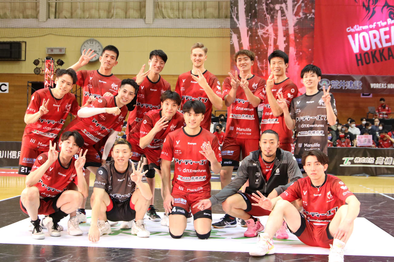 ヴォレアス北海道対ヴィアティン三重　ホーム開幕戦で勝利し、記念撮影に応じるヴォレアス北海道の選手たち（撮影・山崎純一）