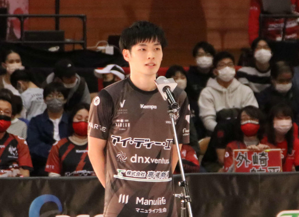 ヴォレアス北海道対ヴィアティン三重　試合後のインタビューに応じるヴォレアス北海道の外崎（撮影・山崎純一）