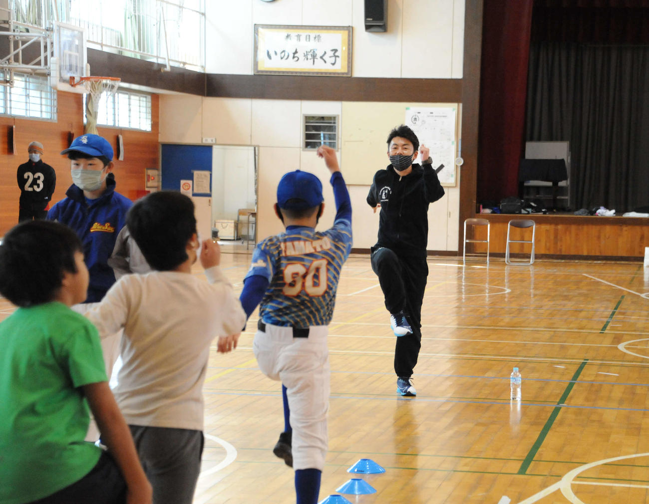 子どもに体の動きを指導する秋谷代表