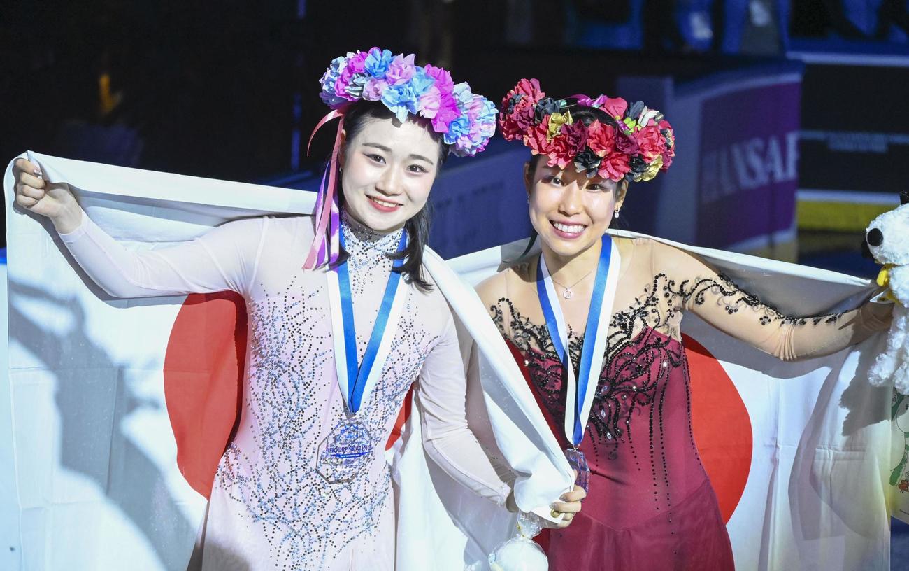 優勝した三原舞依（右）と3位の河辺愛菜（共同）