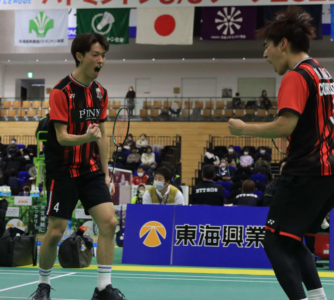 コンサドーレ対東海興業　得点して喜ぶコンサドーレ本田（左）と山沢（撮影・保坂果那）