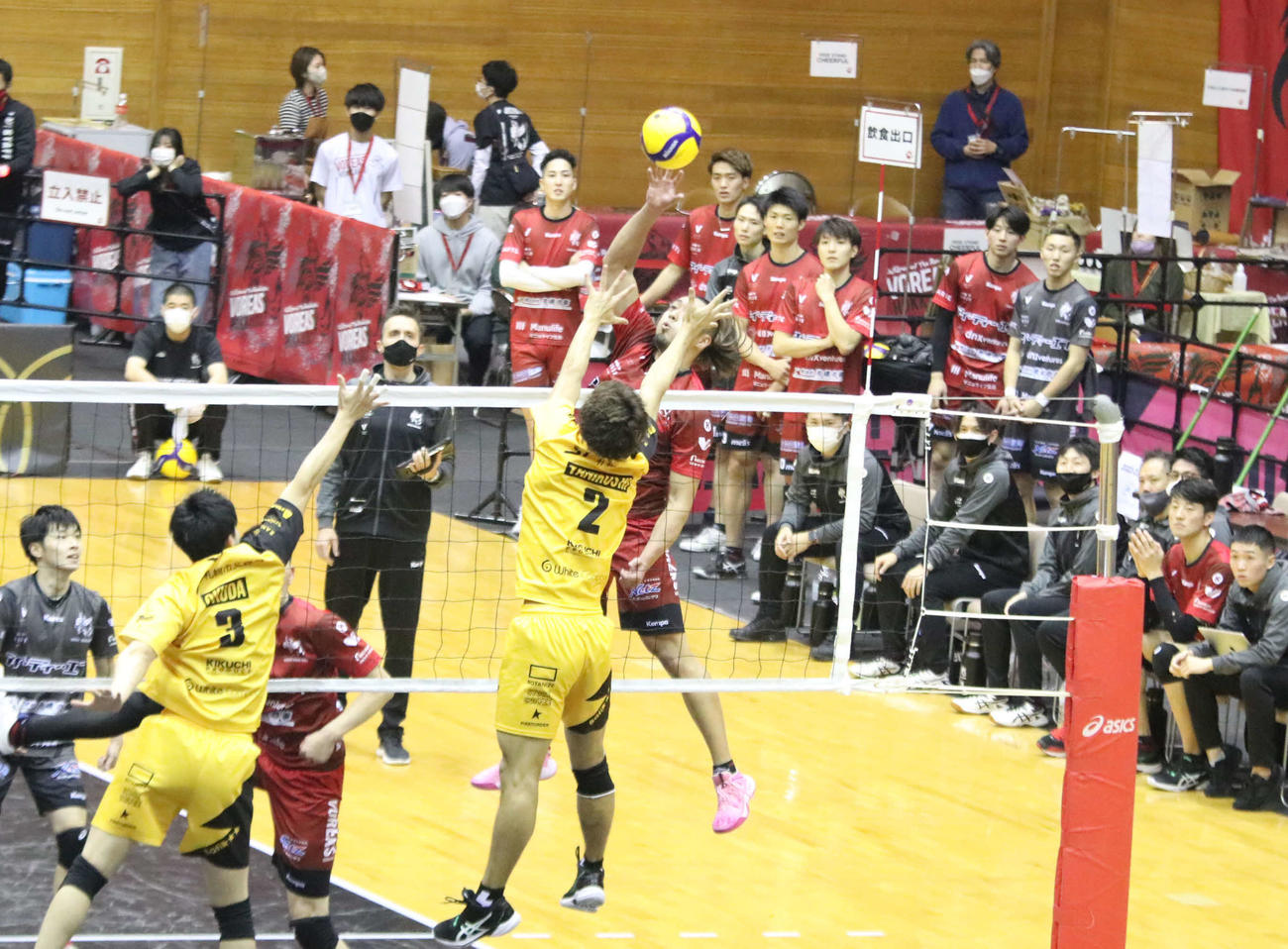 第5セット、ボールを押し込むヴォレアス北海道の佐々木主将（中央奥）（撮影・山崎純一）