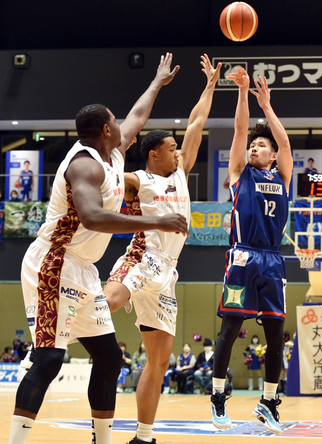 第2Q、シュートを打つ青森池田（右）