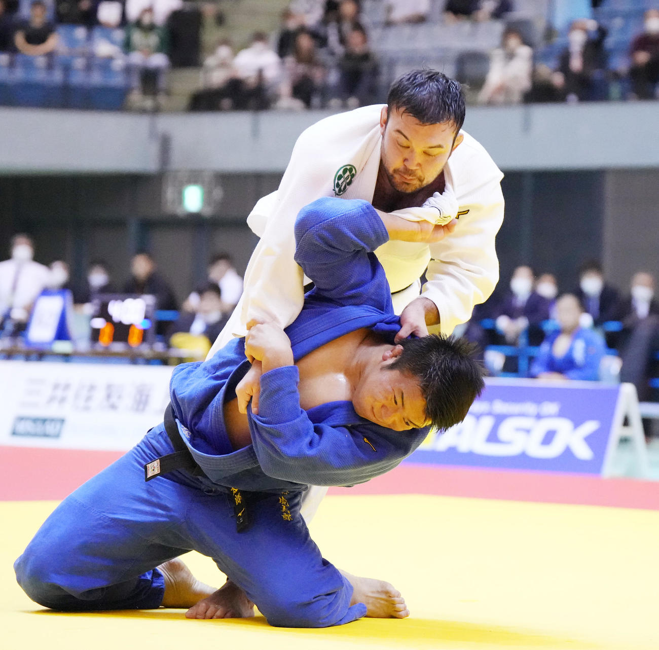全日本柔道体重別選手権100キロ級準決勝でのウルフ（上）（2022年10月30日撮影）