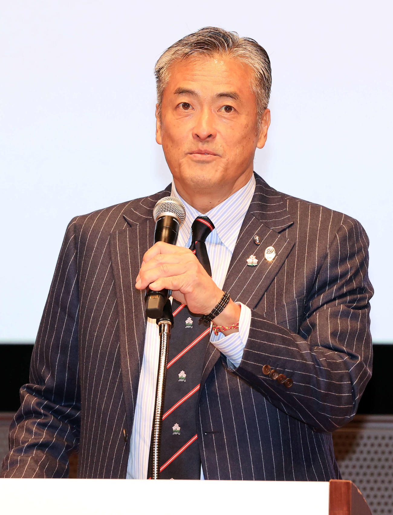 ラグビーリーグワンのメディアカンファレンスであいさつする玉塚元一理事長（撮影・浅見桂子）