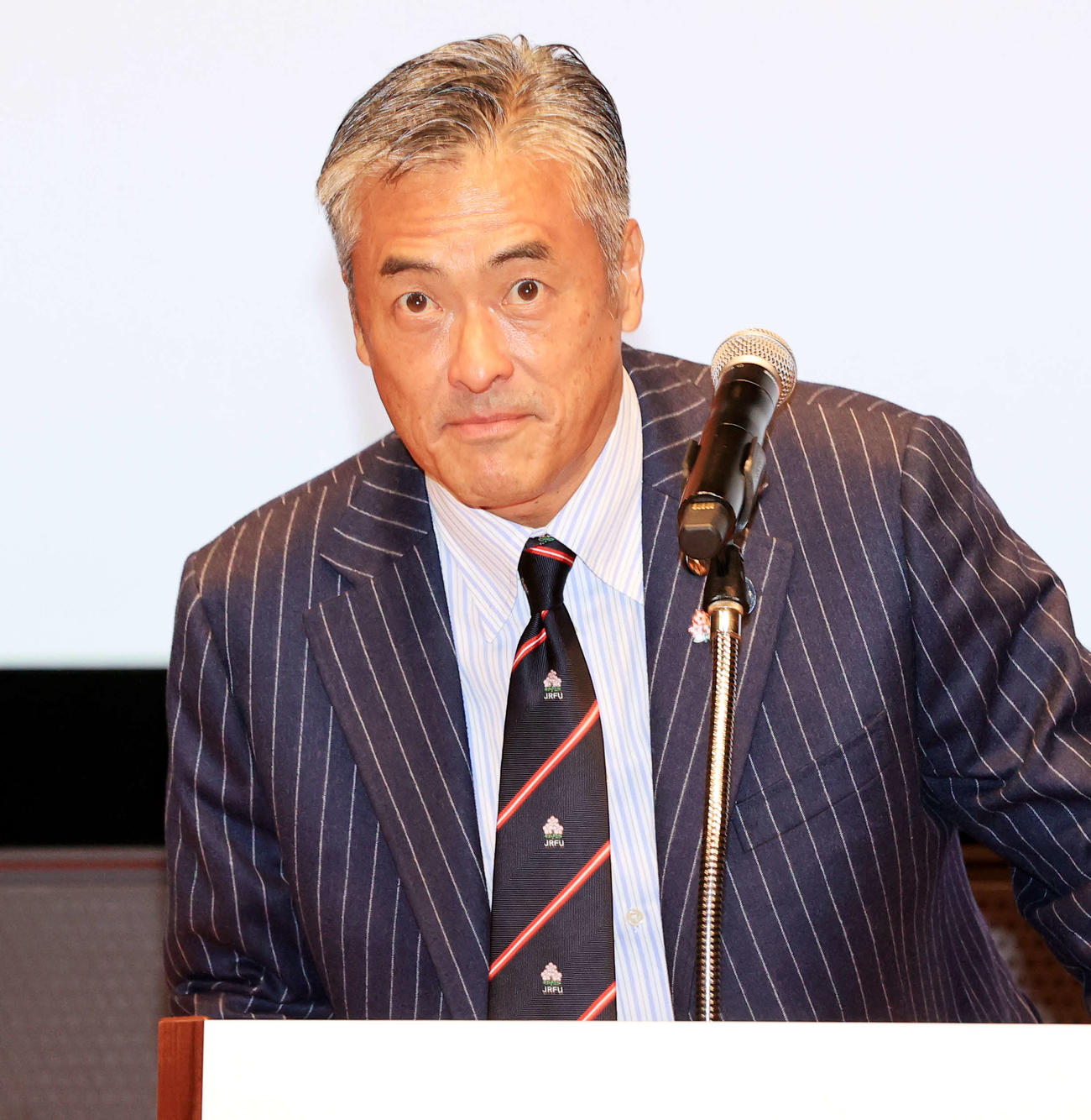 ラグビーリーグワンのメディアカンファレンスであいさつする玉塚元一理事長（撮影・浅見桂子）
