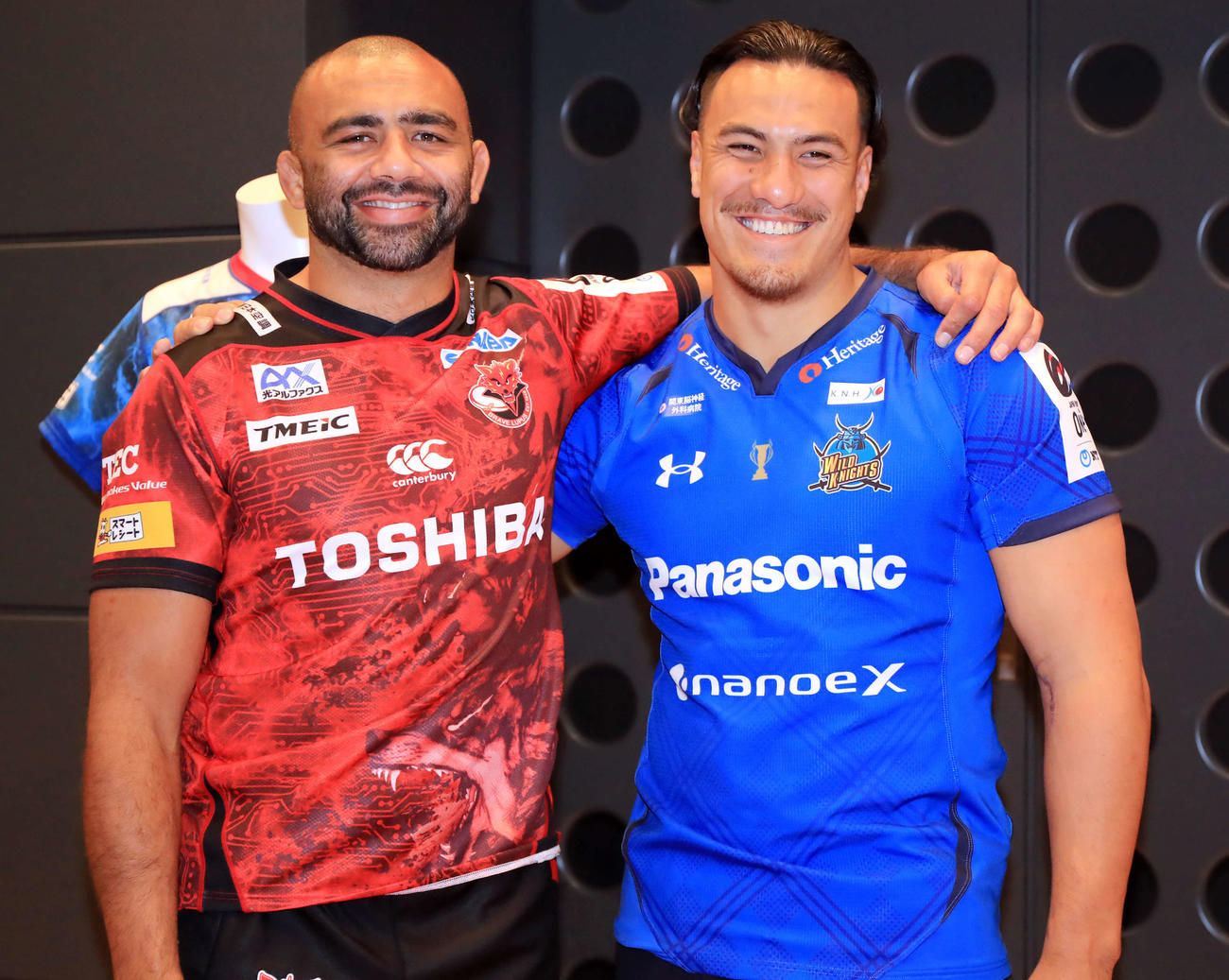 ラグビーリーグワンのメディアカンファレンスで肩を組むBL東京リーチ・マイケル（左）と埼玉ベン・ガンター（撮影・浅見桂子）