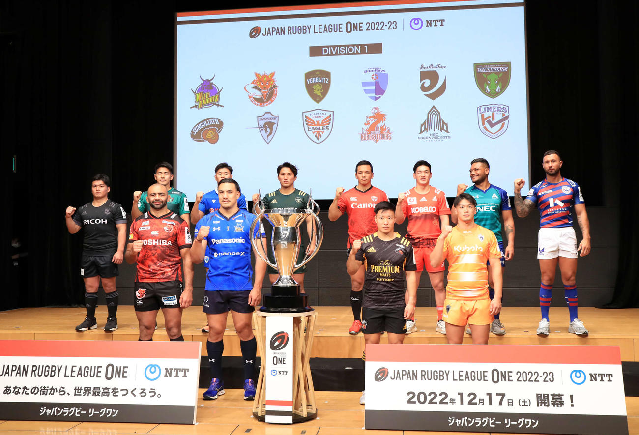 ラグビーリーグワンのメディアカンファレンスで記念撮影するディビジョン1の選手たち。前列左からBL東京リーチ、埼玉ガンダー、東京SG斎藤、東京ベイ根塚、後列左からBR東京武井、相模原岩村、静岡奥村、トヨタ古川、横浜梶村、神戸李、東葛レメキ、花園クーパー（撮影・浅見桂子）