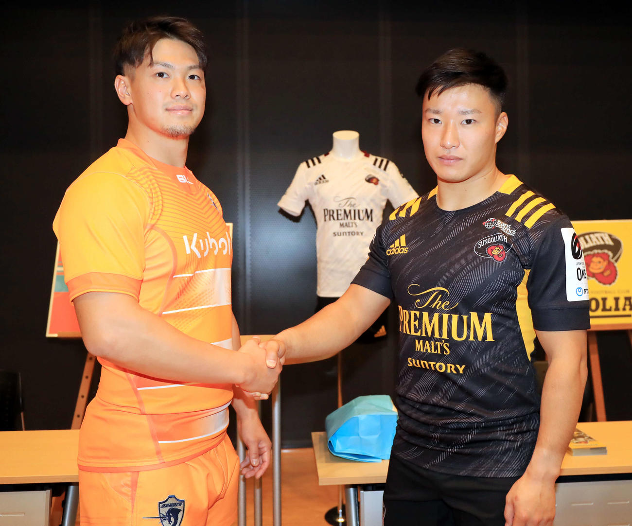 ラグビーリーグワンのメディアカンファレンスで握手する東京ベイ根塚（左）と東京SG斎藤（撮影・浅見桂子）