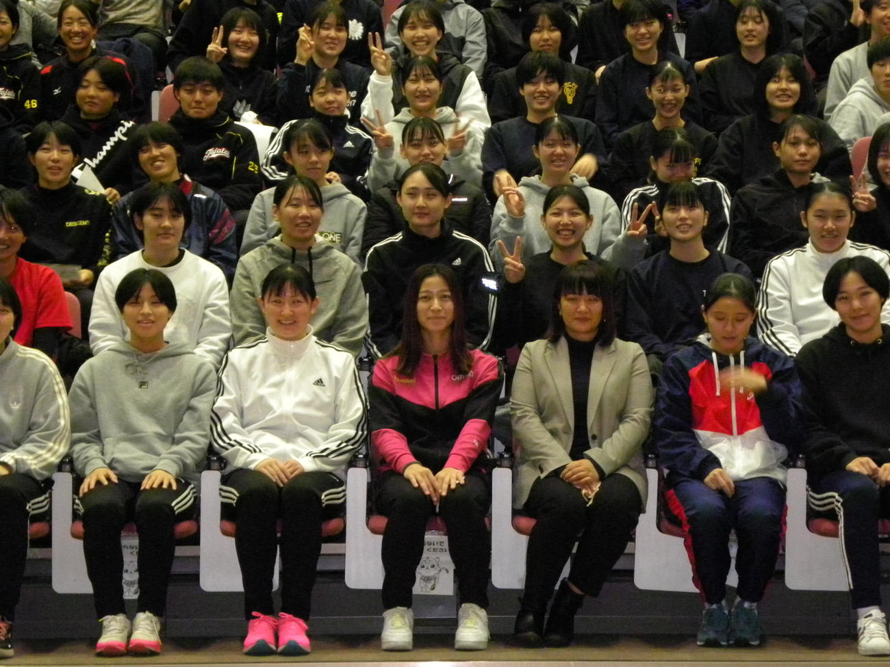 東京女子体育大で行われたセミナーに参加したオムロンピンディーズの石井優花主将（前列右から4人目）ら（撮影・松本航）