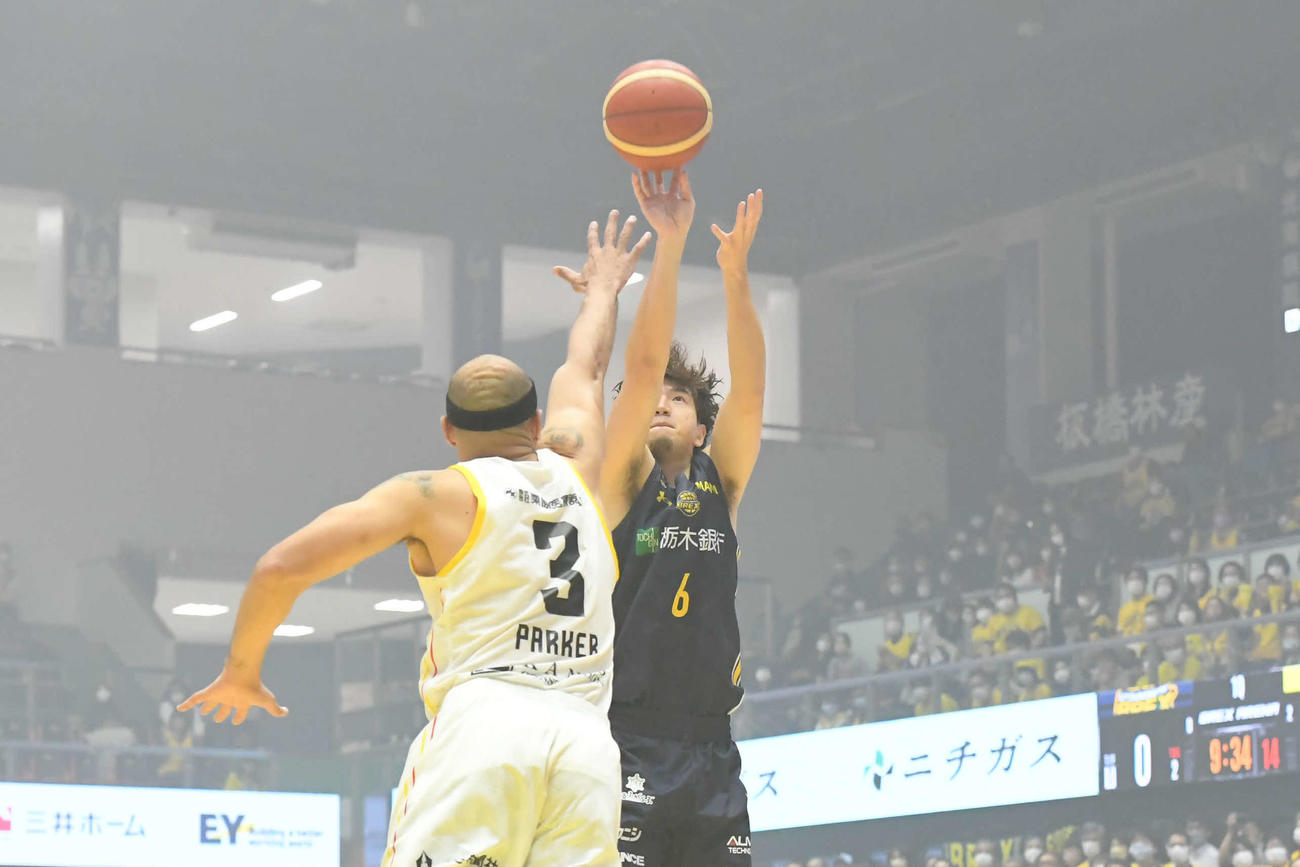 宇都宮対群馬　3点シュートを放つ宇都宮比江島。7本の3点シュートを決め、29得点と大爆発（C）BLEAGUE