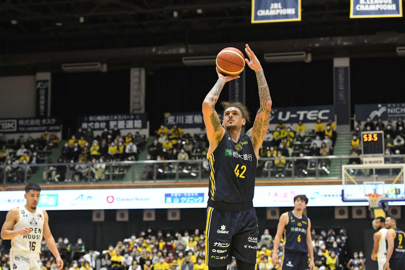 宇都宮対群馬　25得点13リバウンドのダブルダブルを達成した宇都宮フォトゥ（C）BLEAGUE
