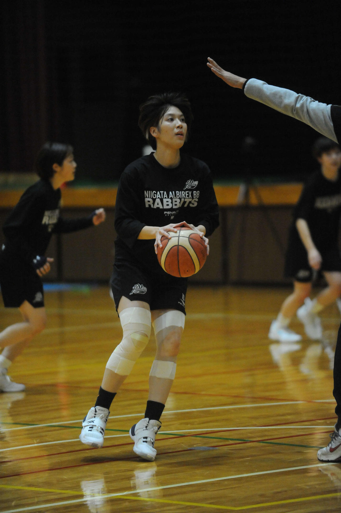 シュート練習をする西垂水