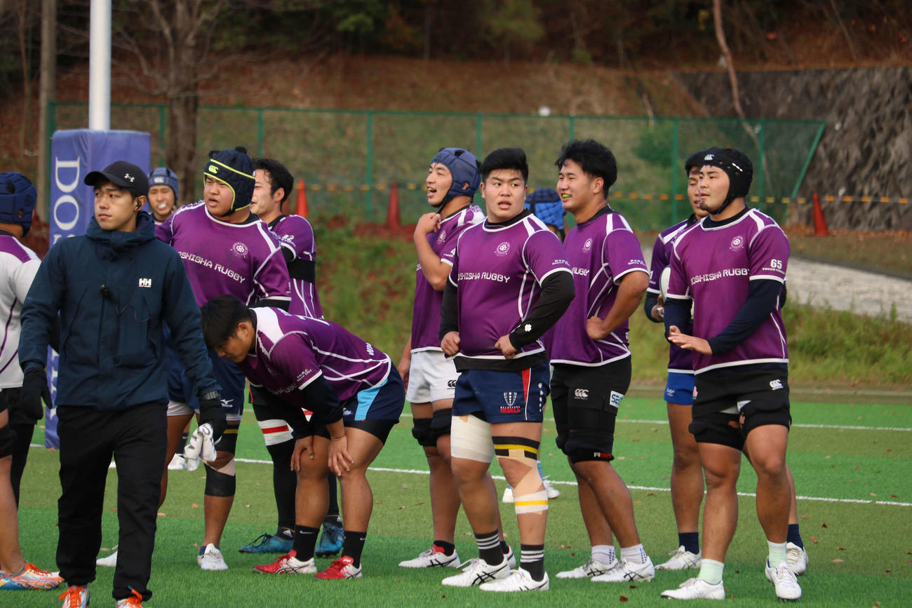 朝練習で実戦メニューをこなす同大のプロップ山本敦輝（中央）