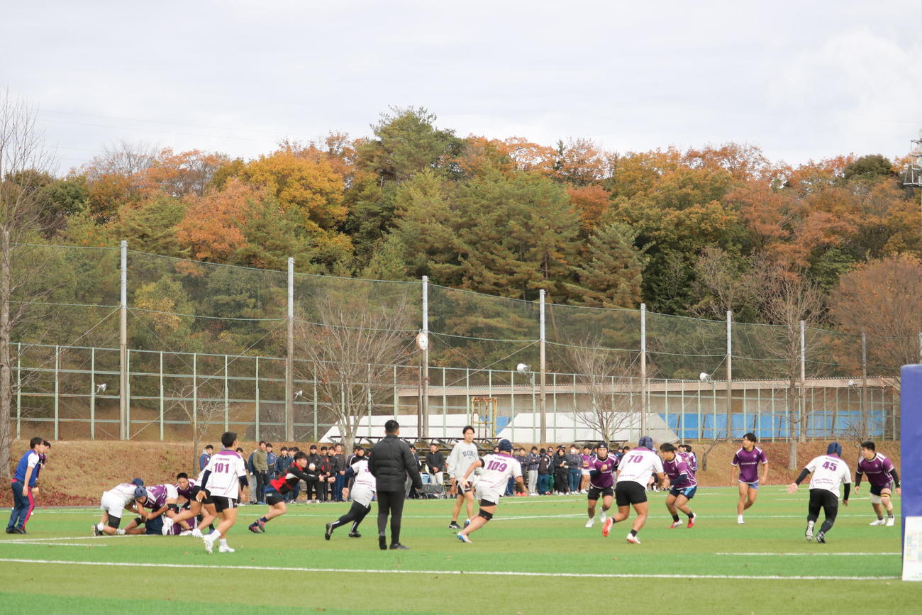 朝練習で試合を想定したメニューをこなす同志社大のメンバー