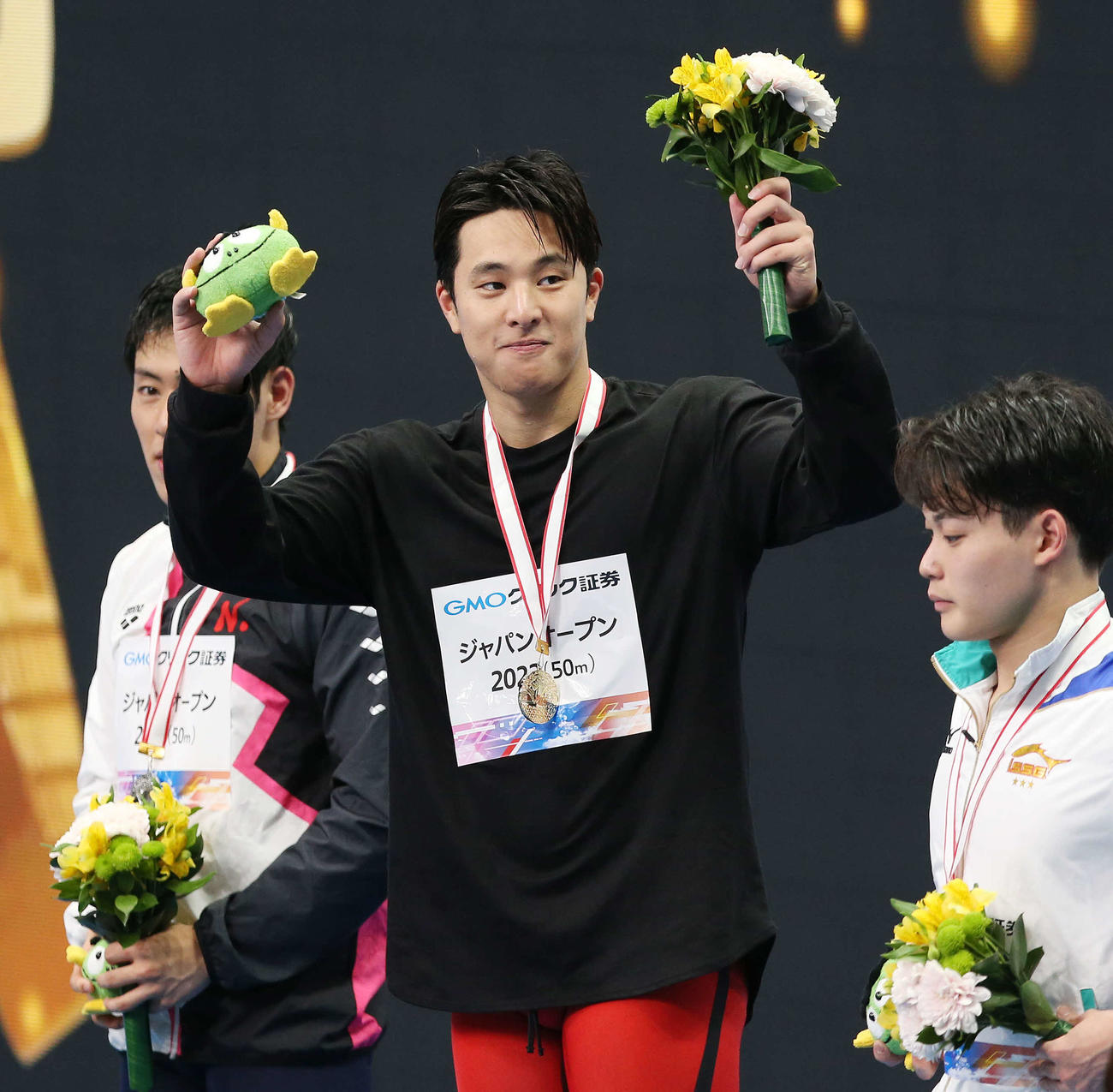 男子400メートル個人メドレー決勝で優勝してスタンドへ両手を上げる瀬戸大也（撮影・宮地輝）