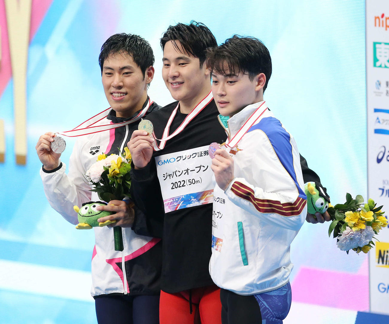 男子400メートル個人メドレー決勝で優勝した瀬戸（中央）、2位の本多（左）、3位の小方（撮影・宮地輝）