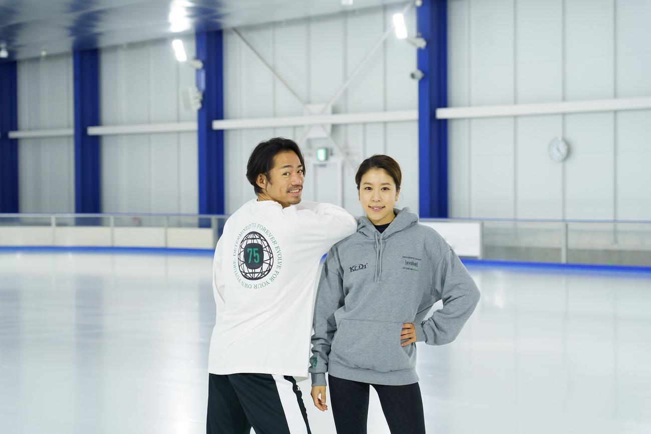 9日発売「K7D1＋COLLECTION」のロングスリーブTシャツ、フーディーを着用する高橋大輔（左）と村元哉中（PUMA提供）