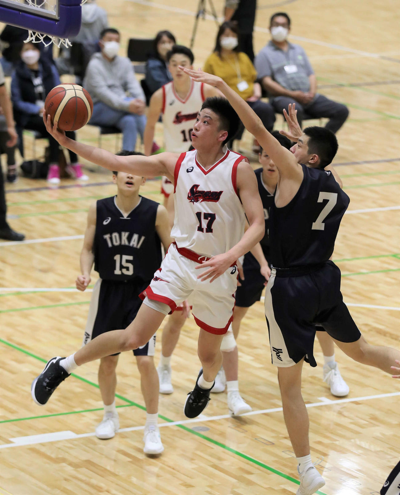 11月の全国高校選手権道予選でシュートを決める白樺学園・山田